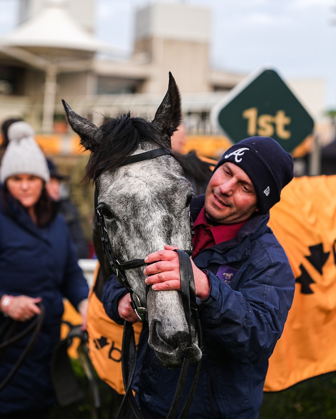 Emotional moments at Sandown Park Racecourse: Grooms and their horses - @https://www.instagram.com/sandownparkracecourse